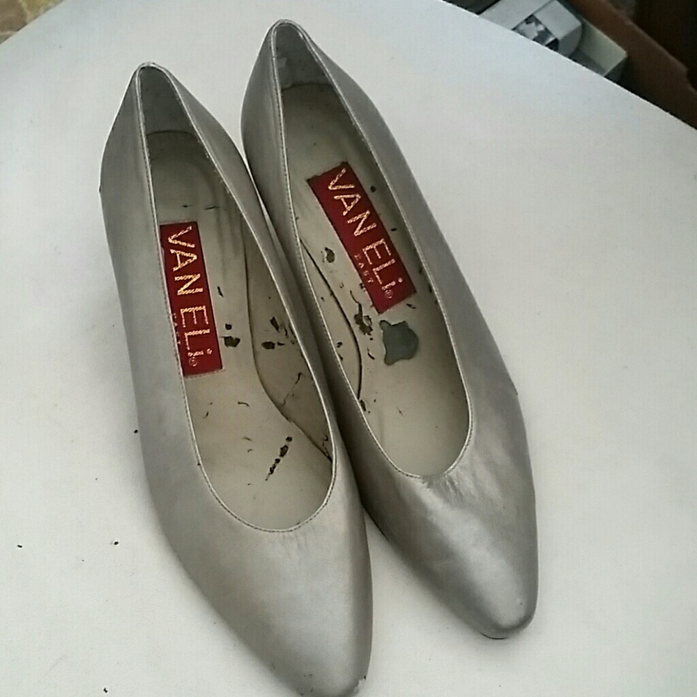 Size 5-1/2 M Vaneli Pewter Color 2" Pump